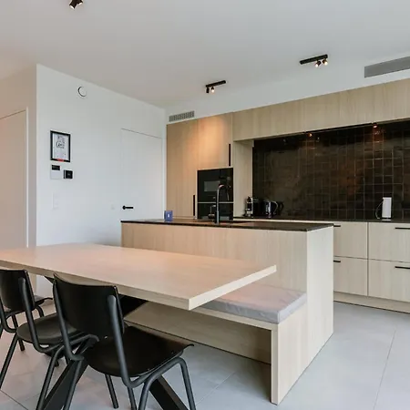 Huswell - Beachfront With Sea View Apartment